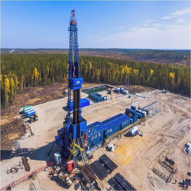 Буровая установка и оборудование на площадке бурения скважины
